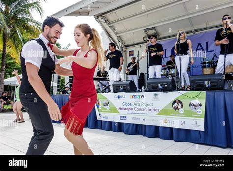 Cuban male dancers hi-res stock photography and images - Alamy