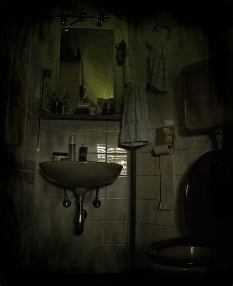 Creepy Bathroom Pictures - canvas-isto