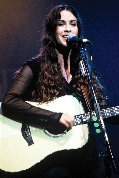 Alanis Nadine Morissette es una cantante, compositora, guitarrista, productora y actriz ...