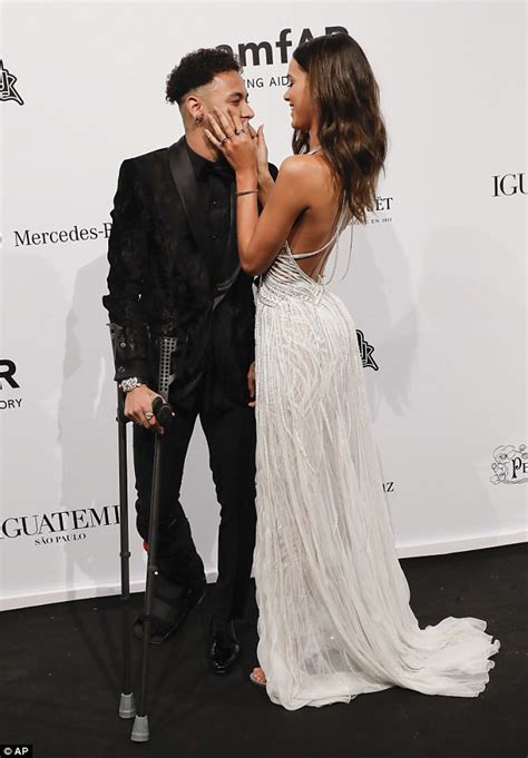 Welcome to Icechuks Blog : FOOTBALLER NEYMAR KISSES HIS GIRLFRIEND ...