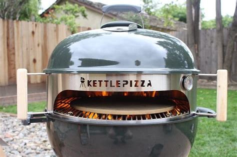 an outdoor grill with the words kettle pizza on it