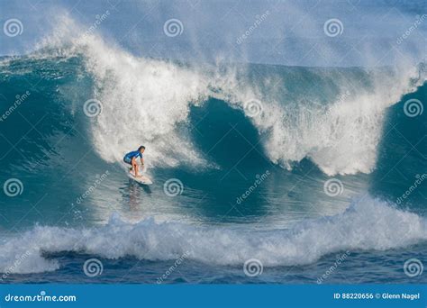 Hawaii North Shore surfing editorial photo. Image of waves - 88220656