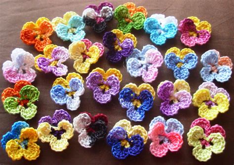 Crochet Flowers: Ideas for using crochet flowers in projects