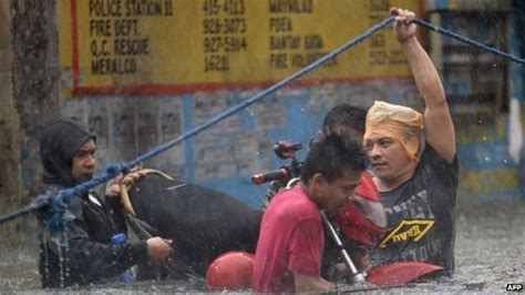 Manila floods: Thousands evacuated - BBC News