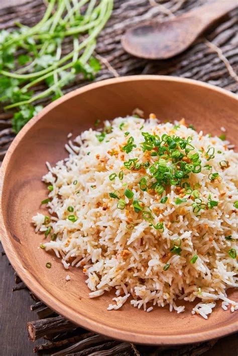 Sinangag Recipe (Filipino Garlic Fried Rice) with crispy garlic