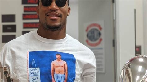 Tom Brady's teammates honored him with a special shirt at Buccaneers ...