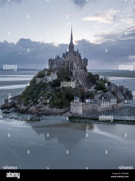 Mont saint michel aerial hi-res stock photography and images - Alamy