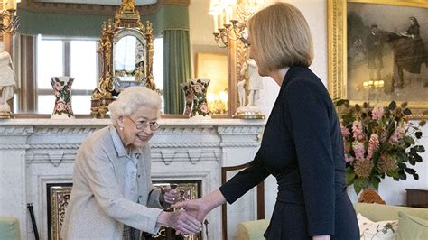 Liz Truss becomes UK prime minister after meeting the Queen | Politics ...