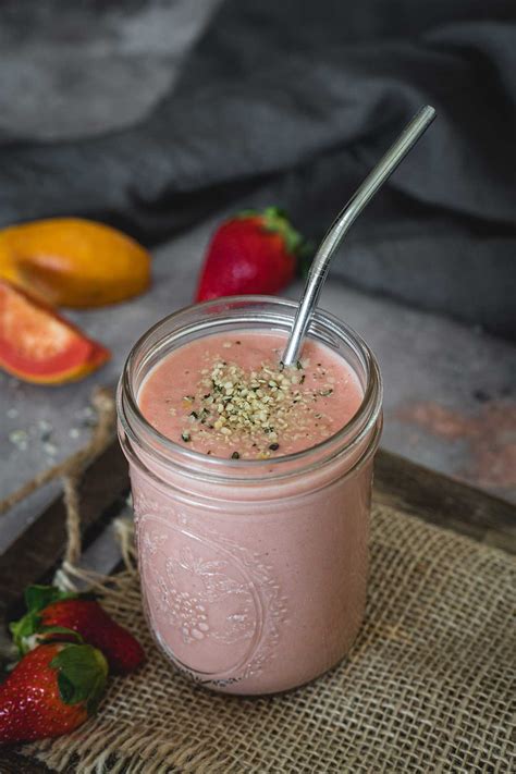 Guava Smoothie with Strawberries and Banana (Easy & Healthy)