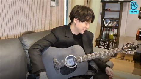 BTS's SUGA plays the guitar for fans through Vlive | allkpop