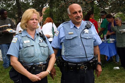 Chicago – Wikipédia, a enciclopédia livre | Police women, Female cop, Police department