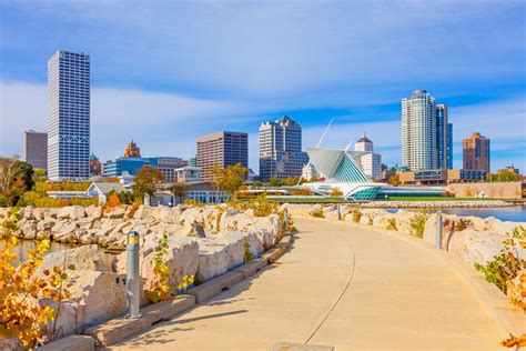 Milwaukee Lakefront Walking Tour - Gold Coast on Foot