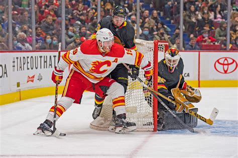 Flames vs Canucks Odds, Picks and Predictions - Scorching Hot