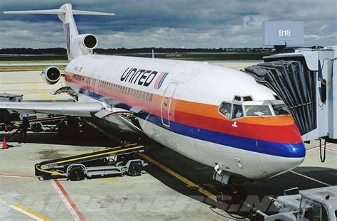 United B727 at O'Hare gate B18 | Vintage aircraft, Aircraft, Boeing 727