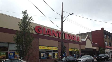 Gun pulled on employee outside Giant Eagle