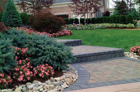 The Benefits of Landscape Displays for your Commercial Property