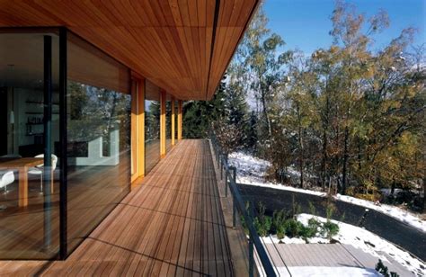 The wooden floor and balcony appearance and weather resistance ...