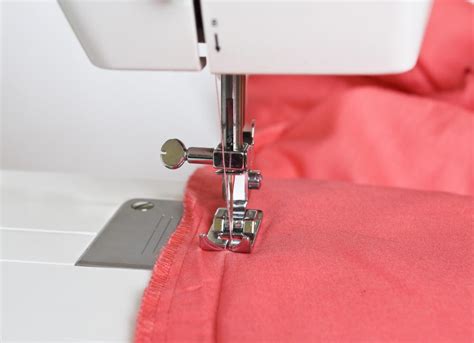 What is a Lockstitch Sewing Machine? (with pictures)