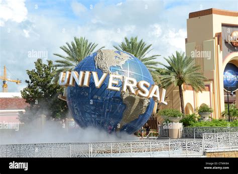 Universal Globe outside the entrance to Universal Studio's Orlando ...