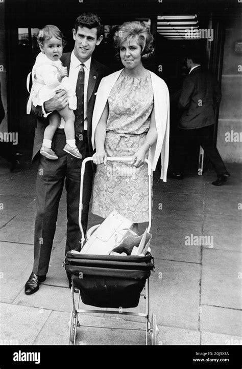 Goalkeeper peter bonetti chelsea with his wife and daughter suzanne hi ...