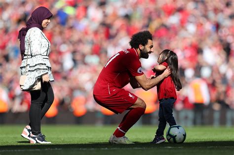 اجمل 20 صورة ماجي زوجة محمد صلاح بالجينز الضيق والحجاب - الفن والجمال