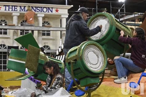 Photo: Volunteers Prepare Floats for the Rose Parade in Pasadena ...