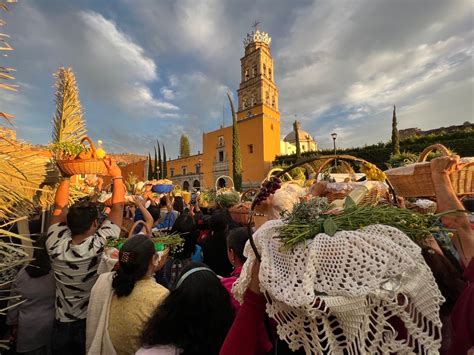 ¡Que hermosa tradición! Bendicen pan, vino, rompope y hierbas en ...