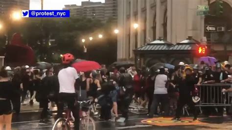 Defund police: NYPD stops protesters from moving back into City Hall park - ABC7 New York