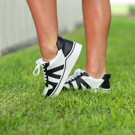 Mia Sneakers-Black/White | Inside Out Boutique