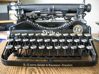 Erika model 3 folding typewriter | Circa 1922, with German k… | Flickr