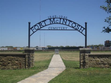File:Revised Fort McIntosh graveyard, Laredo, TX IMG 6052.JPG - Wikimedia Commons