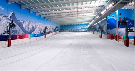 The town 1 hour from London that has its own Ski Slope with snow all year round - MyLondon