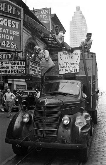 V-J Day Kiss in Times Square: Go Behind the Lens of That Famous Photo | Time.com