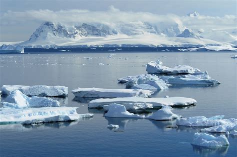 #Paysage de glace et de #banquise en Péninsule #Antarctique. Kingdom of #ice in the #Antarctic ...