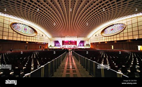 In vatican audience hall hi-res stock photography and images - Alamy