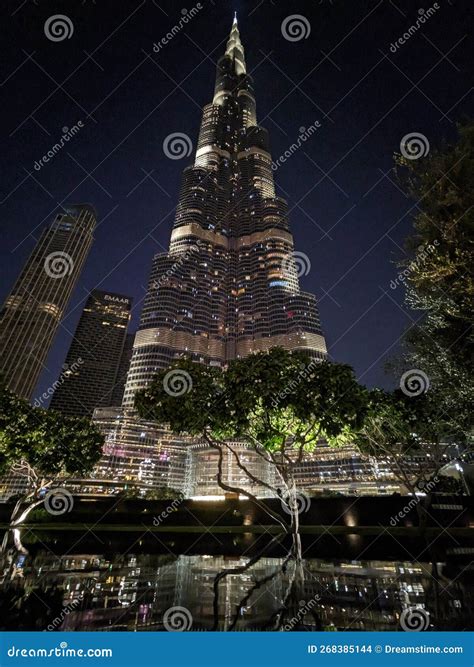 Burj khalifa night view editorial stock image. Image of darkness - 268385144