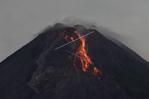 Mount Merapi unleashes incandescent lava 20 times on Friday - ANTARA News