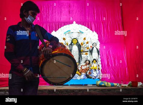 Dhaki playing dhak at durga puja hi-res stock photography and images - Alamy