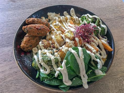 Healthy lunch at Edelgrün-Restaurant in Cologne: Green Bowl with beans hummus and roasted ...