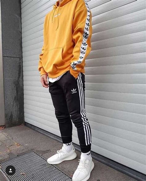 ID on this hoodie please : adidas