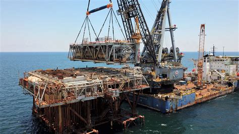 How an ExxonMobil Offshore Oil Rig Became an Artificial Reef - Bloomberg