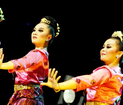 Keunikan Tari Jaipong Sunda dan Gerakan Tarian Jaipongan Tradisional ...