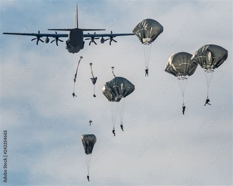 Israeli army paratroopers in a day training jump- Israel Stock Photo ...