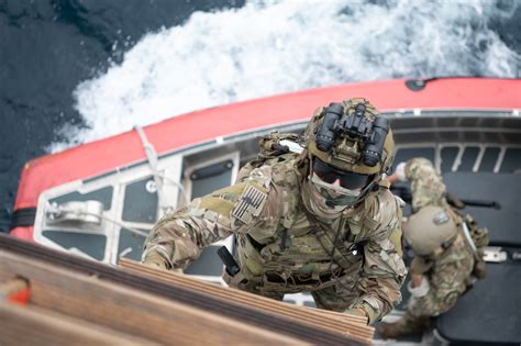 DVIDS - Images - U.S. Coast Guard MSRT Boarding Exercise [Image 3 of 12]