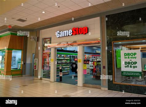 Gamestop store hi-res stock photography and images - Alamy