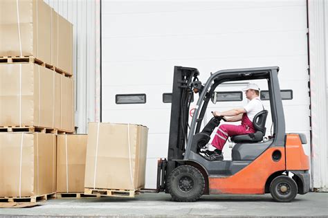 Differences Between a Counterbalance Forklift and Reach Truck