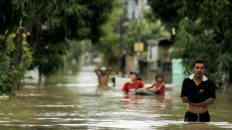 Thailand floods: 12 dead as record rainfall persists - BBC News