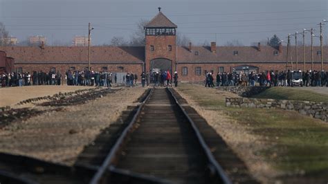 Le musée d'Auschwitz-Birkenau rappelle à l'ordre les visiteurs ...