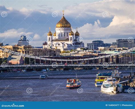 Orthodox Cathedral of Christ the Saviour Over Moskva River Bridges ...