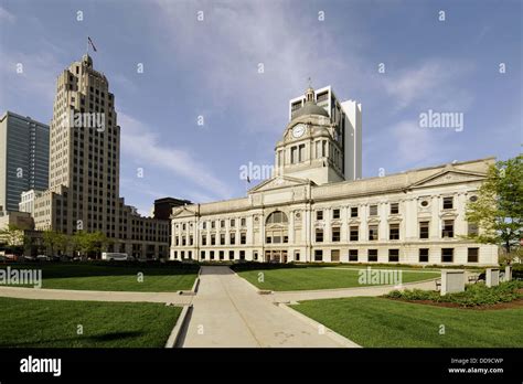 Fort Wayne Indiana skyline with Lincon Tower and City Hall Stock Photo ...